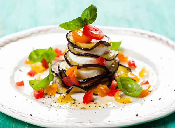 Aubergine, tomat och mozzarella — Stockfoto