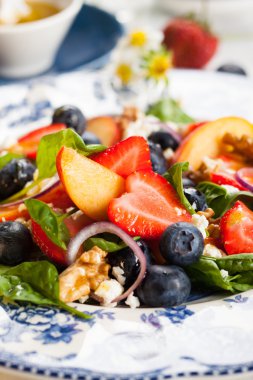 Ispanak ve meyve salatası