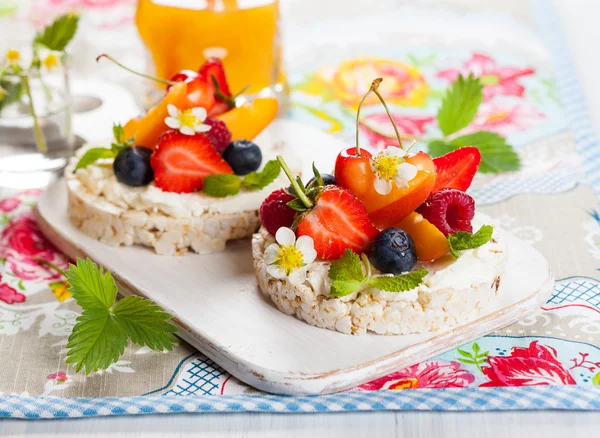 Rice cakes with berries — Stock Photo, Image