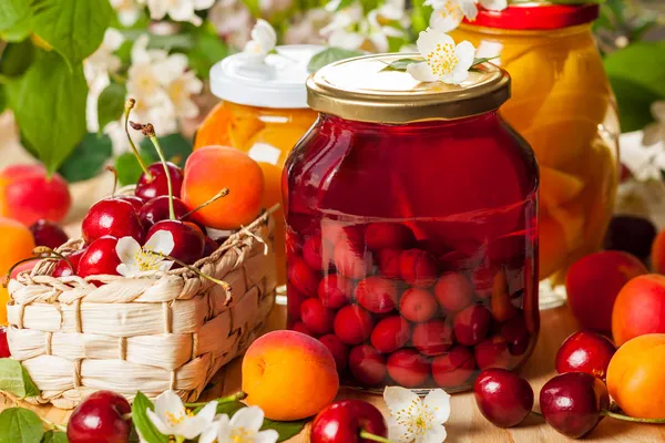 Eingelegtes Obst und Beeren — Stockfoto