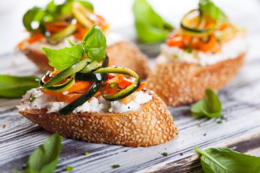 kabak, havuç ve peynir bruschetta