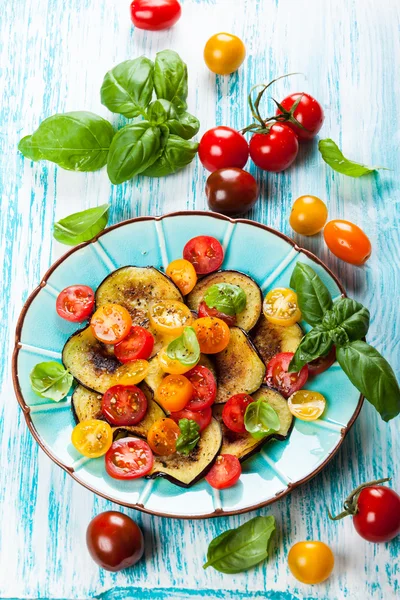 Berinjela e salada de tomate — Fotografia de Stock