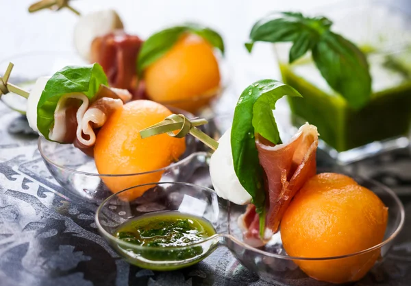 Melone, mozzarella e prosciutto agli spiedini — Foto Stock