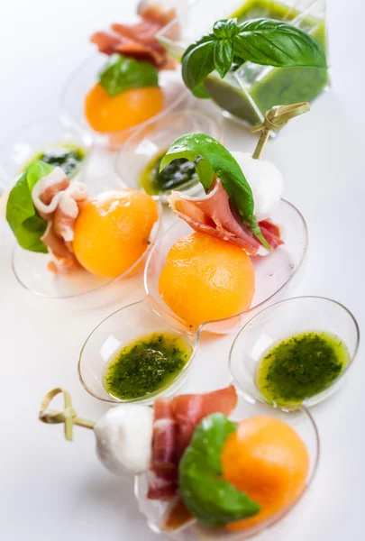 Melone, Mozzarella und Prosciutto am Spieß — Stockfoto