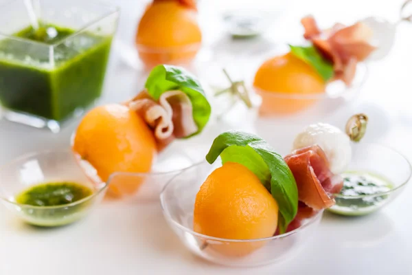 Melon, mozzarella et prosciutto sur brochettes — Photo