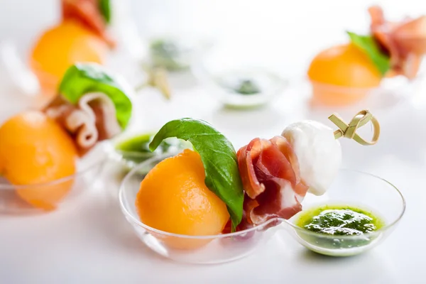 Melone, mozzarella e prosciutto agli spiedini — Foto Stock