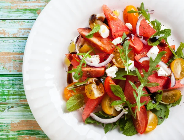 Tomater och vattenmelon sallad med fetaost — Stockfoto