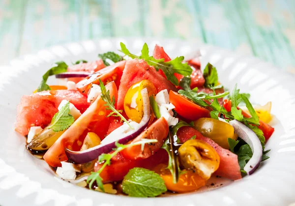 Tomater och vattenmelon sallad med fetaost — Stockfoto