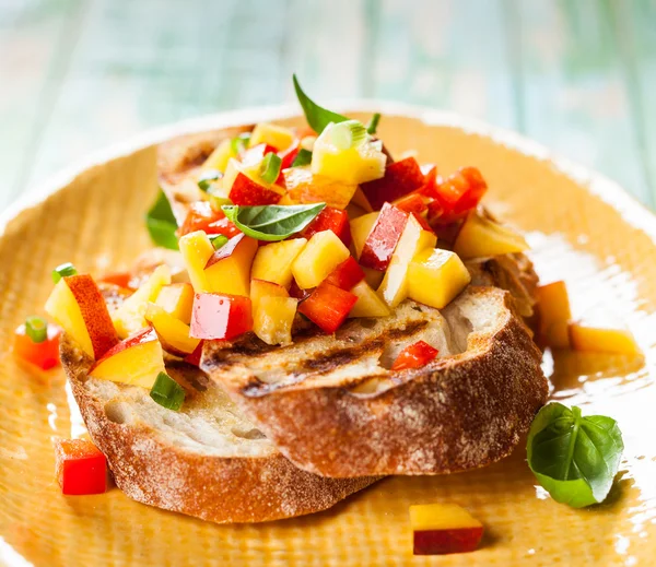 Bruschetta mit Pfirsich-Salsa — Stockfoto