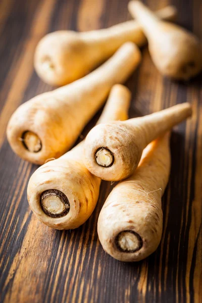 新鲜 parsnips — 图库照片