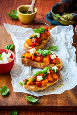 Bruschetta kavrulmuş kabak ile