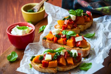 Bruschetta kavrulmuş kabak ile