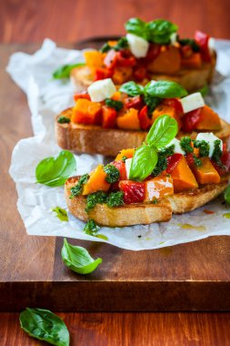 Bruschetta kavrulmuş kabak ile