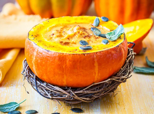 Pumpkin soup with pumpkin seeds — Stock Photo, Image