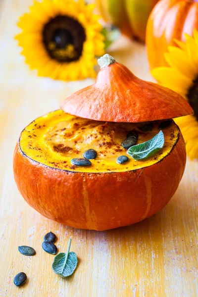 Pumpkin soup with pumpkin seeds — Stock Photo, Image