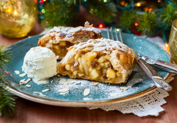 Apple strudel — Stock Photo, Image