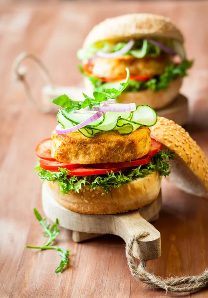 Burger mit Fisch und Krabben — Stockfoto