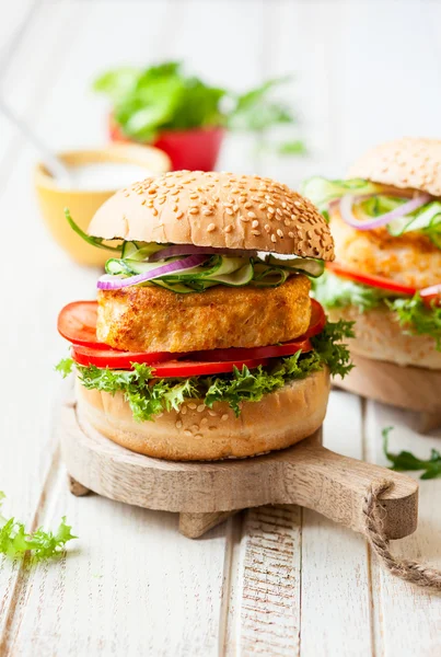 Burger mit Fisch und Krabben — Stockfoto