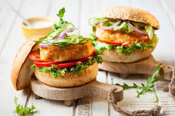 Burger mit Fisch und Krabben — Stockfoto