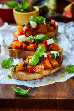 Bruschetta kavrulmuş kabak ile