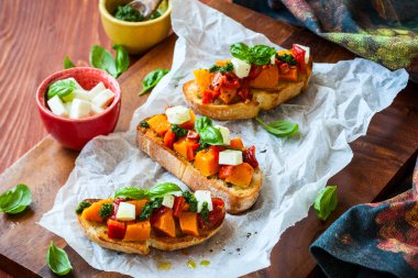 Bruschetta kavrulmuş kabak ile
