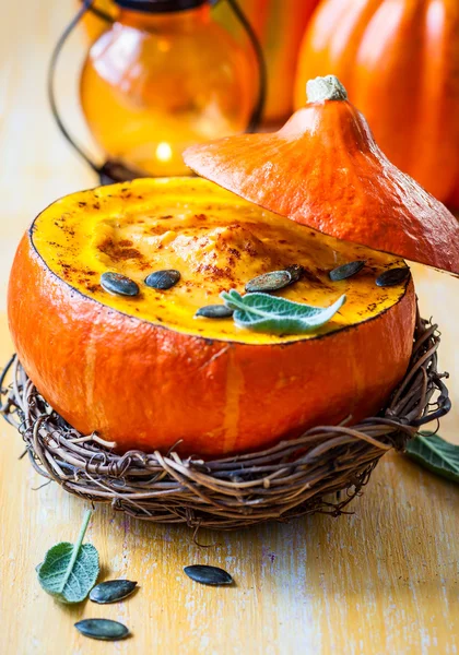 Pumpkin soup with pumpkin seeds — Stock Photo, Image