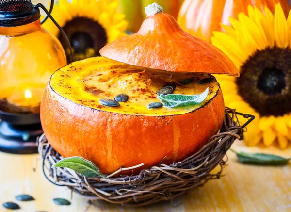 Kürbissuppe mit Kürbiskernen — Stockfoto