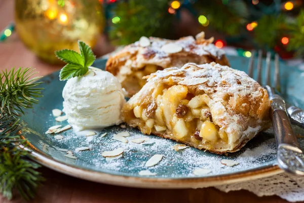 Apple strudel — Stock Photo, Image