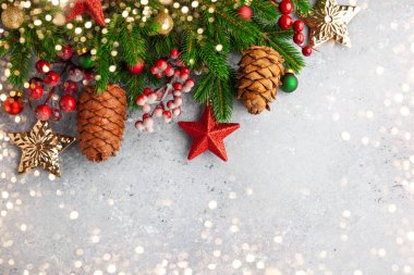 Yeşil köknar dalları, kırmızı böğürtlenler, Noel süsleri ve koniler ile Noel veya yeni yıl arkaplanı. Kış tatili konsepti, üst görünüm, kopyalama alanı