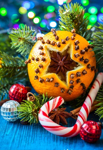 Kerstmis sinaasappelen, specerijen — Stockfoto