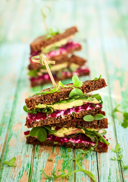 Buraków, awokado sandwich — Zdjęcie stockowe