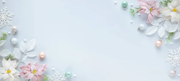 Jularrangemang Med Festliga Julgranskulor Julstjärnor Blommor Och Silverblad Pastell Bakgrund — Stockfoto