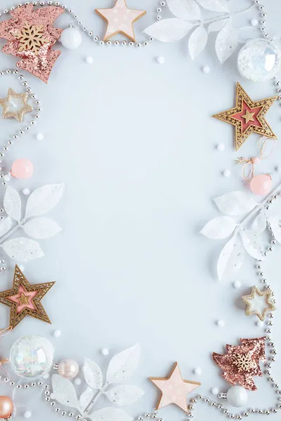 Natale Capodanno Cornice Vacanze Ornamenti Natalizi Sfondo Pastello Chiaro Posa — Foto Stock