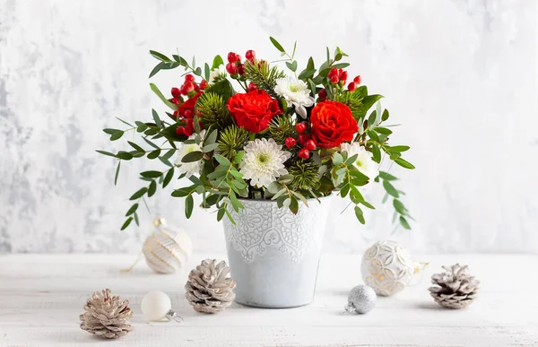 Arranjo Flor Inverno Festivo Com Rosas Vermelhas Crisântemo Branco Bagas — Fotografia de Stock