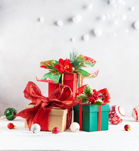 木製のテーブルの上でクリスマスや新年のギフトボックスやクリスマスオーナメント 冬の休日のためのお祭りの装飾とプレゼント — ストック写真