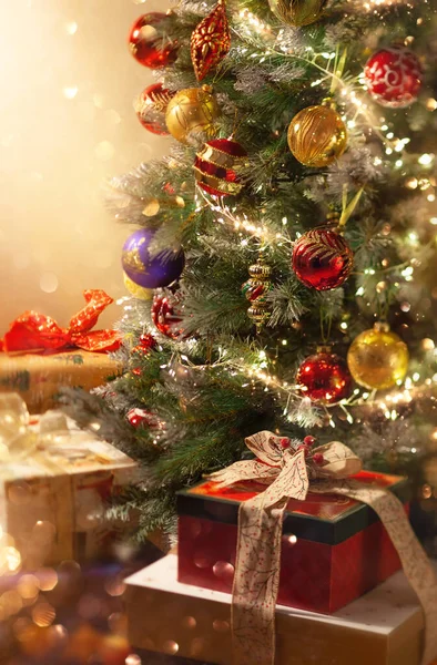 装飾品やお祝いのギフトボックスとクリスマスツリー 冬の休日のお祝いと装飾 — ストック写真