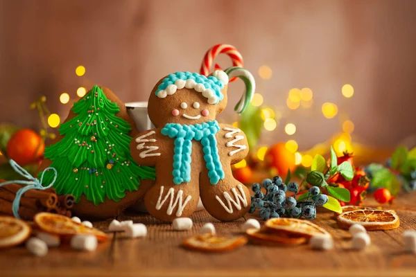 木製の背景にクリスマスの装飾が施されたクリスマスジンジャーブレッドクッキー 伝統的なクリスマスベーキング — ストック写真