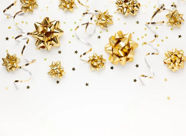 Composição Natal Ano Novo Com Decorações Fita Espumante Ouro Fundo — Fotografia de Stock
