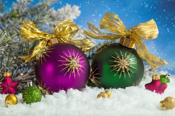 Новорічний Різдвяний Декор Різдвяні Фіолетові Смарагдові Кульки Снігові Ялинові Гілки — стокове фото