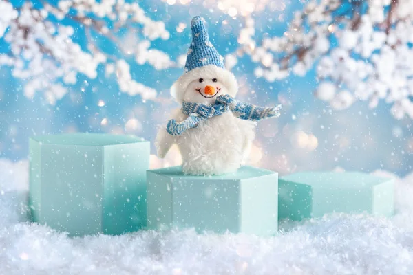 Muñeco Nieve Divertido Podios Azules Sobre Fondo Nevado Invierno Con — Foto de Stock