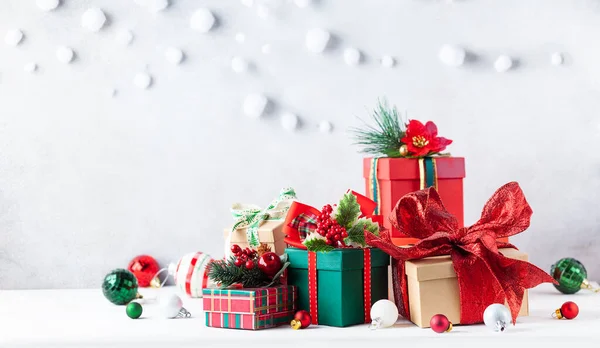 クリスマスや新年のギフトボックスや装飾 — ストック写真