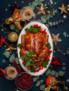 Kızarmış tavuk ve çeşitli sebze yemekleri ile Noel ve yeni yıl yemeği kavramı. Üstten görünüm.