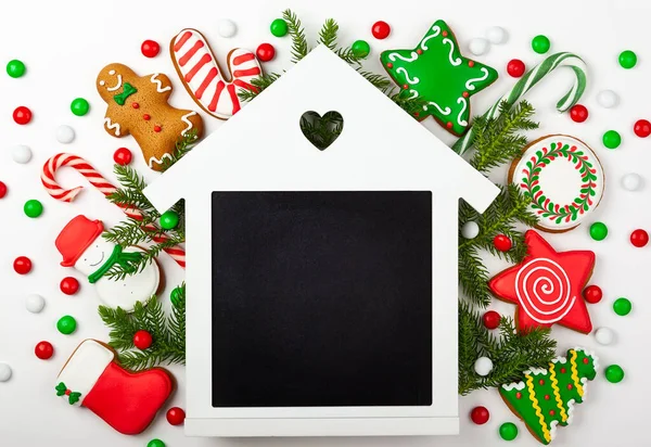 白色背景的圣诞姜饼套装 带黑板 顶部视图 圣诞概念与复制空间 — 图库照片
