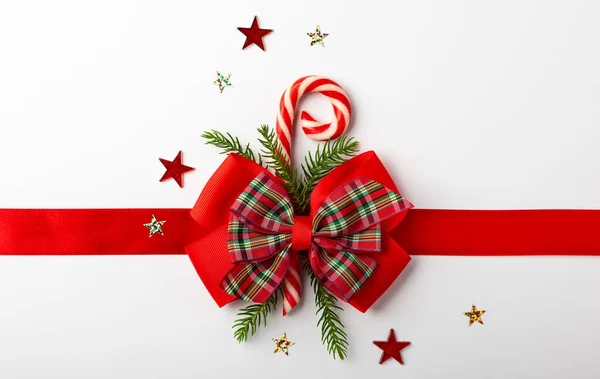 Fita Vermelha Natal Com Arco Cone Doces Fundo Branco Vista — Fotografia de Stock
