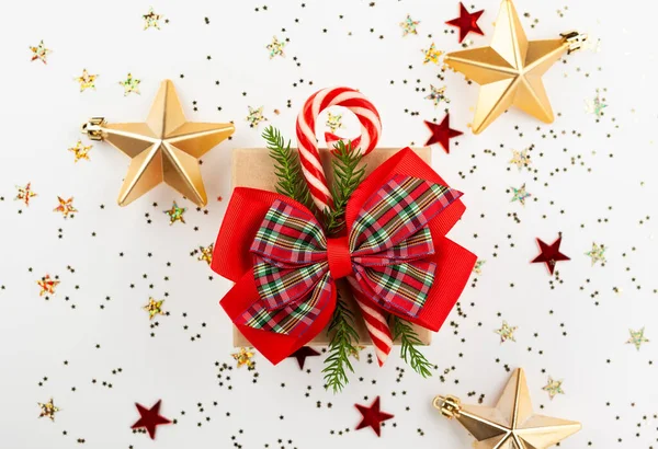 Caja Regalo Navidad Con Cinta Roja Cono Caramelo Sobre Fondo — Foto de Stock