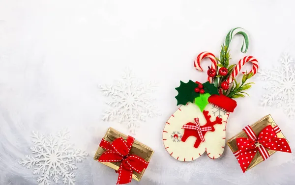 Manopla Navidad Con Conos Caramelo Decoración Festiva Sobre Fondo Blanco — Foto de Stock