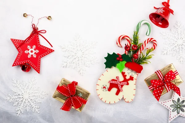 Kerst Want Met Snoep Kegels Feestelijk Decor Witte Achtergrond Bovenaanzicht — Stockfoto