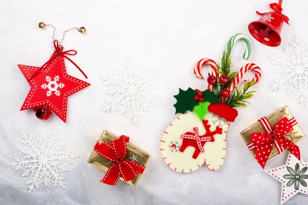 Christmas Tumhandske Med Godis Strutar Och Festlig Dekor Vit Bakgrund — Stockfoto