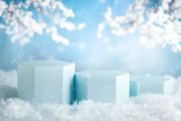 Açık Mavi Podyumlu Kış Kompozisyonu Karlı Arka Planda Ürün Sunumu — Stok fotoğraf