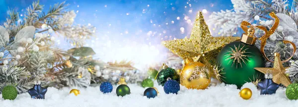 クリスマスと新年の装飾 雪の背景にクリスマスボール 金の星 雪のモミの枝 冬休みグリーティングカード — ストック写真